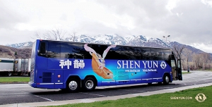 The dancers occasionally got out to stretch at a rest stop. (Photo by dancer Kaidi Wu)
