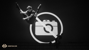 Le premier danseur Rocky Liao et le danseur-photographe Songtao Feng brisent plus d'une règle avec cette photo prise juste avant le spectacle.