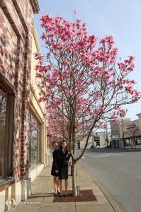 En na een lange reis arriveerde het gezelschap op tijd voor de lente in het prachtige  Portland. Danseressen Wandi Zhu (links) en Wendy Ba. (Foto door Kaidi Wu)
