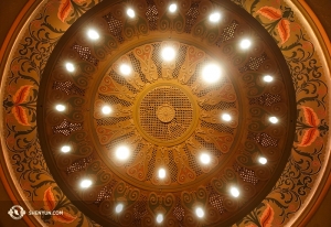 Die spanische maurische Architektur im Granada Theatre von Santa Barbara. Zu sehen in der Deckengestaltung …(Foto: Annie Li)
