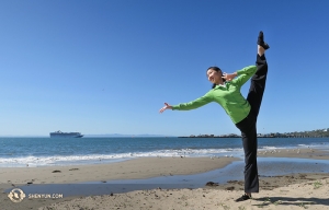 Penari Utama Elsie Shi di pantai Santa Barbara. (Foto oleh penari Hannah Rao)
