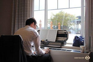 Tillbaka på hotellet tar violinisten Meng-Hsuan Chung en paus från övandet. (Foto: Darrell Wang)
