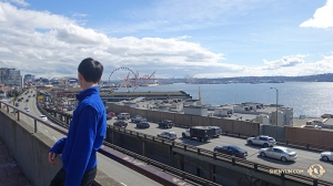 Dari Pantai Barat sana, Shen Yun North America Company tampil di Portland, Oregon, dan Seattle, Washington. Dalam perjalanan, mereka mampir si Pike Place Market. Penari Leo Yin merekam tempat dan suara di tepi laut Elliott Bay Seatle. (Foto oleh penari Daren Chou)
