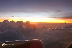 Et pour finir, la Shen Yun Touring Company s’est envolée de Medellin à Bogota en Colombie et a pu admirer de l’avion le lever du soleil pendant leur tournée en Amérique du Sud. C’est ainsi qu’à un mois de la fin de la tournée, les cinq compagnies de Shen Yun se trouvent sur les quatre continents. (Photo de la danseuse Helen Li)