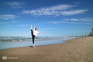 オーストラリアの美しいゴールドコーストで、砂浜でのひとときを楽しむ神韻ニューヨーク芸術団プリンシパル・ダンサーのエバンジェリン・ジュー。
