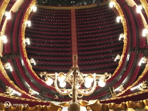 Ein Blick in den Saal vom fünften Balkon aus. (Foto: Regina Dong, Bühnenprojektion)
