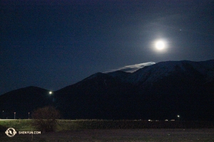 In de Verenigde Staten kunnen busritten lang duren, van vroeg in de ochtend tot laat in de avond. Deze foto van een volle maan over de Rockies werd vanaf de parkeerstrook genomen. (Foto door Darrell Wang)
