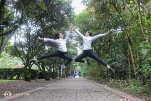 De high five van de danseressen Ceci Wang (links) en Helen Li terwijl ze genieten van een vrije dag in Colombia. (Foto door danseres Diana Teng)
