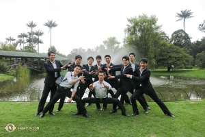 Le premier danseur Xinghao Che (au centre) est prêt à libérer ses supers pouvoirs dans cette mise en scène de la danse au programme de cette année « Le Super Moine ». 
