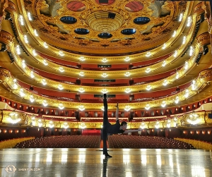 A ve španělsky mluvících zemích zůstaneme. Shen Yun World Company spolu se svým tanečníkem Joe Huangem vystoupili v majestátním barcelonském Gran Teatre del Liceu. (fotil tanečník Rui Suzuki)
