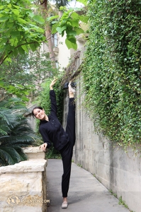 La première danseuse Emily Pan de la North America Company s’étire. (Photo de Kaidi Wu)
