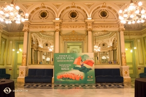 Wnętrze lobby Liceu. W tym teatrze Shen Yun wystąpiło w Wielkanoc. (fot. tancerka Stephanie Guo)
