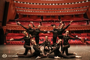 En uiteindelijk, terug in de Verenigde Staten, startte Shen Yun North America Company haar optredens in het noord-westen, hier gefotografeerd binnenin Portland’s Keller Auditorium. (Foto door danseres Kaidi Wu)
