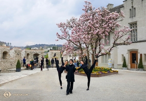 Die Tänzerinnen (von links) Lily Wang, Nancy Wang und Stephanie Guo am Eingang zu den Rheinfällen.