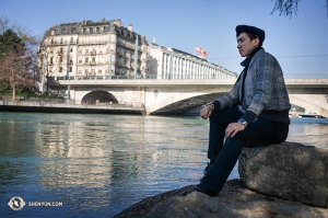 Solistdansaren Rocky Liao tittar ut över floden Rhône i Geneve. (Foto: Songtao Feng).
