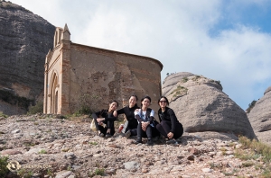 Hier legen von links Liz Lu, Michelle Wu, Erin Battrick und Stephanie Guo eine Pause ein, um den schönen Blick zu genießen.
