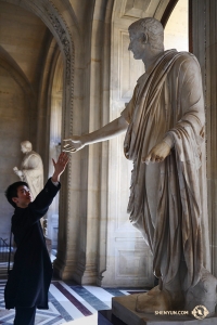 Tandis que le danseur Jeff Chuang cherchait juste une poignée de main. (Photo de Jun Liang)
