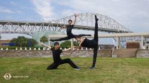 ... La Shen Yun North America Company se produit au Texas. Les danseurs (de gauche à droite) Louis Liu, Kelvin Diao et Leo Yin au Water Gardens à l'extérieur du Selena Auditorium à Corpus Christi. (Photo du danseur Daren Chou)
