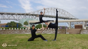 La Shen Yun North America Company si esibisce in Texas dove i ballerini (da sinistra) Louis Liu, Kelvin Diao e Leo Yin si esercitano presso i giardini d'acqua al di fuori dell' Selena Auditorium in Corpus Christi (foto del danzatore Daren Chou)
