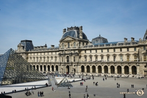 Shen Yun World Company se opět vrátila do Francie. Tentokrát do Paříže, kde odehrála tři představení. A protože se naskytl i jeden den volna, skupina neváhala a navštívila Louvre, zřejmě největší muzeum s renesančním uměním na světě.