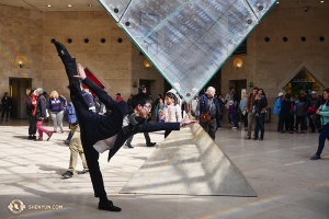 Dopo aver atteso l’acquisto dei biglietti in una lunga fila, il ballerino Zack Chan ha deciso di sperimentare la potenza della piramide del Louvre (foto del danzatore Jun Liang)
