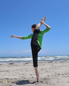 Tänzerin Yuqin Xin. Warum auch immer – die Tänzer lieben das Stretchen. (Foto: Kaidi Wu)