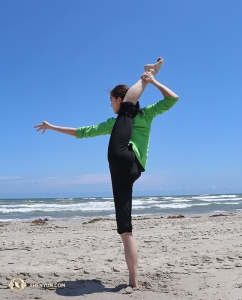 Dancer Yuqin Xin. Can you tell these dancers love to stretch? (Photo by Kaidi Wu)
