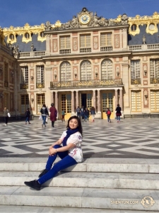 Erhu-Solistin Linda Zhen Wang und das Orchester verbrachten einen Morgen im Schloss von Versailles, errichtet von Ludwig XIV. (Foto: Konzertmeisterin Astrid Märtig)
