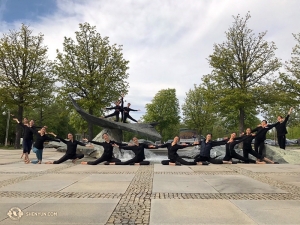 Les danseuses devant le « Forum am Scholsspark theater » de Ludwigsburg, où Shen Yun s’est produit pour deux représentations. (Photo de la danseuse Nancy Wang)