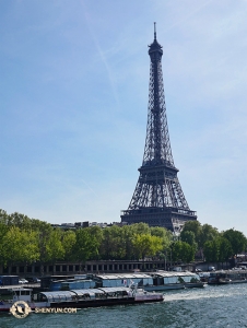 Jaro v Paříži a Eiffelovka tyčící se nad Seinou. (fotil tanečník Jun Liang)