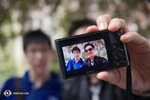 Bei so vielen Fotogelegenheiten in ganz Europa wurden die Tänzer Rocky Liao und Zack Chan Selfie-verliebt.
