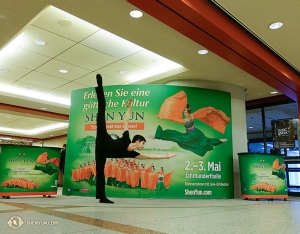 Il ballerino Joe Huang prima di un'esibizione in Germania, al Jahrhunderthalle, di Francoforte
