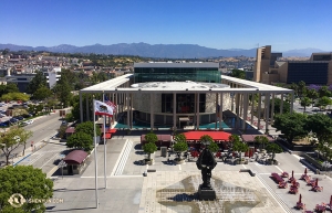 Shen Yun International Company for weeks enjoyed early summer in Southern California. This is the view from the terrace at Los Angeles’ Dorothy Chandler Pavilion. (Photo by projectionist Annie Li)
