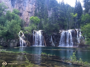 Ils se sont rendus dans les montagnes du Colorado, où, après une ascension raide, ils ont atteint le Hanging Lake du Glenwood Canyon - une destination qui pourrait bientôt être fermée en raison du nombre trop élevé de visiteurs.
