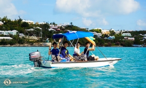 D'autres ont suivi la grande tradition des vacances aux Caraïbes, comme ici les Bermudes, où les danseurs (de gauche à droite) Danny Li, Felix Sun, Benjamin Lee et Jason Pan prennent du bon temps ensemble.
