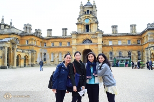 Från vänster: Cindy Chi, Ashley Wei, Cherie Zhou och Diana Teng vid Blenheims palats.
