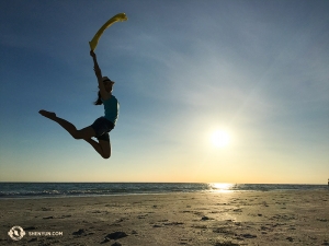 Andra njöt av stränderna i Florida ... På bild är projektionist Regina Dong i Longboat Key, Florida.
