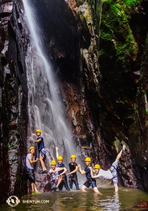 Mereka juga ikut memanjat tebing dan tur hutan lebat di Puerto Riko. (Foto oleh Felix Sun)
