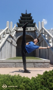 A potem pałac Gyeongbokgung w Korei Południowej w Seulu.
