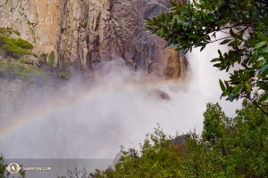 Um diesen Regenbogen aufzunehmen, war Lily Wang entschlossen, nahe genug und trotzdem sicher an die Bridalveil Falls heranzugehen. Der Sprühnebel machte sie nass aber das war es wert.
