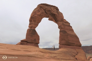 Kexin Li besloot om vier nationale parken in de V.S. te bezoeken. Hier is ze onder de Delicate Arch in Utah.