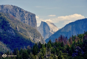 Nie, to nie jest tapeta z MacBooka. Część El Capitan i Half Dome w Parku Narodowym Yosemite w Kalifornii.
