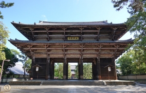 ツアーの公演地を再訪し、じっくり観光する団員も。奈良・東大寺の南大門（撮影：プロジェクター映写技師、アニー・リー）