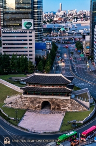 Het gezelschap arriveerde in Seoul waar ze de ochtendzon boven de Sungnyemun Poort zagen. (Foto door bassist TK Kuo)
