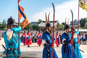 En bekeken het wisselen van de wacht bij het Gyeongbokgung Paleis, Seoul. (Foto door TK Kuo)
