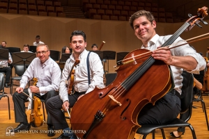 In Goyang, de tweede Zuid Koreaanse stad van de tournee, poseren eerste violist Vardan Petrosyan, eerste violist Stepan Khalatyan, en eerste cellist Jake Fowler voor de voorstelling.  (Foto door TK Kuo)
