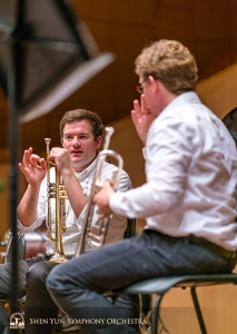 Les trompetistes Eric Robins (à gauche) et Jimmy Geiger examinent les détails de leurs trompettes. (Photo de TK Kuo)
