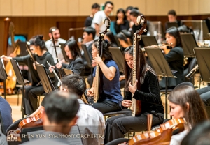 Keesokan harinya, di Daegu Concert House, para musisi, termasuk pemain pipa dan erhu yang di tengah, mengadakan penghangatan sebelum acara gladi . (Foto oleh TK Kuo)
