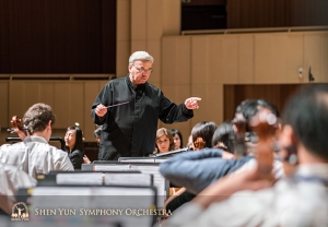 Le chef d'orchestre Milen Nachev s'intéresse à la nuance d'un passage. (Photo de TK Kuo)
