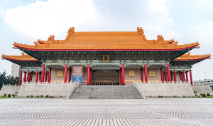 Kemegahan National Concert Hall di Taiwan, dengan atap emas dan yang melengkung ke atas, setta pilar merah raksasa, mengingatkan istana di zaman Dinasti Ming dan Qing (1368-1912)
